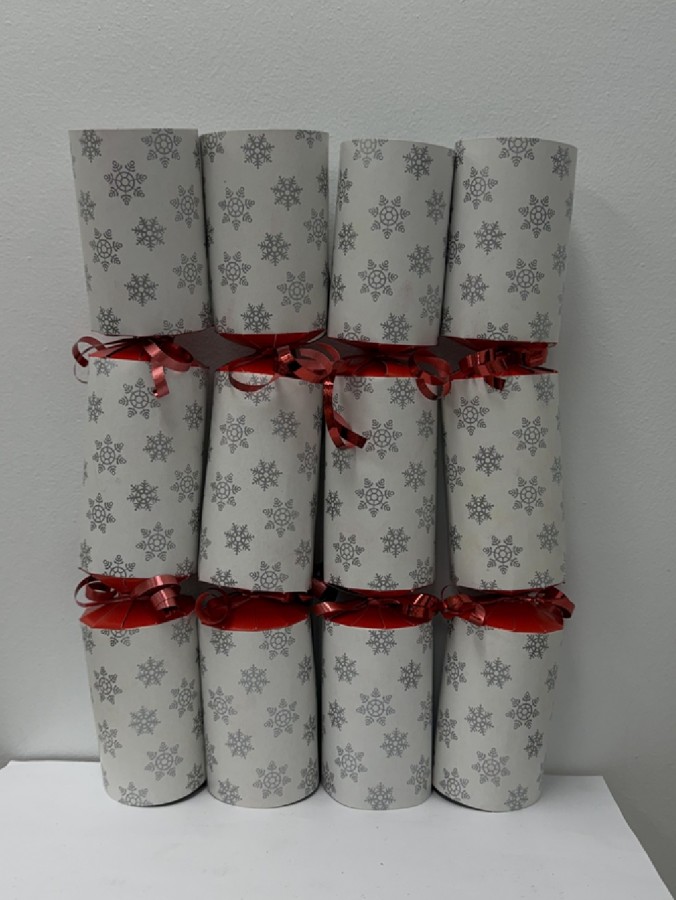 50x Silver Snowflakes On White Red Twists Christmas Bon Bons (Crackers) | 30cm