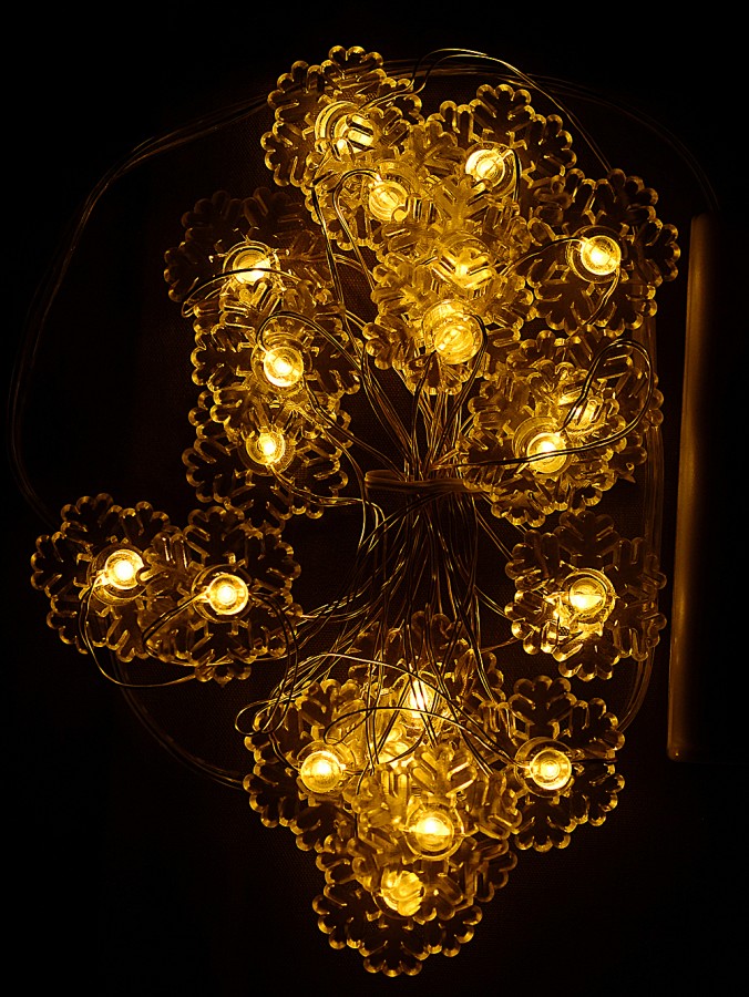 20 Warm White LED Snowflakes 2m String Fairy Battery Light