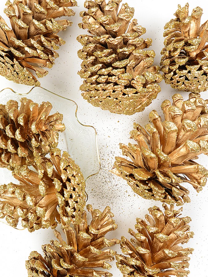 200g Large Gold Natural Pinecones With Glitter Tips