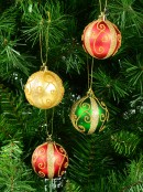 Red, Green & Gold Baubles With Gold Filigree Pattern & Thick Stripe - 6 x 60mm
