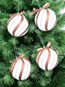 4x 10cm White Baubles With Brown Candy Swirl Glitter Lines & Bow