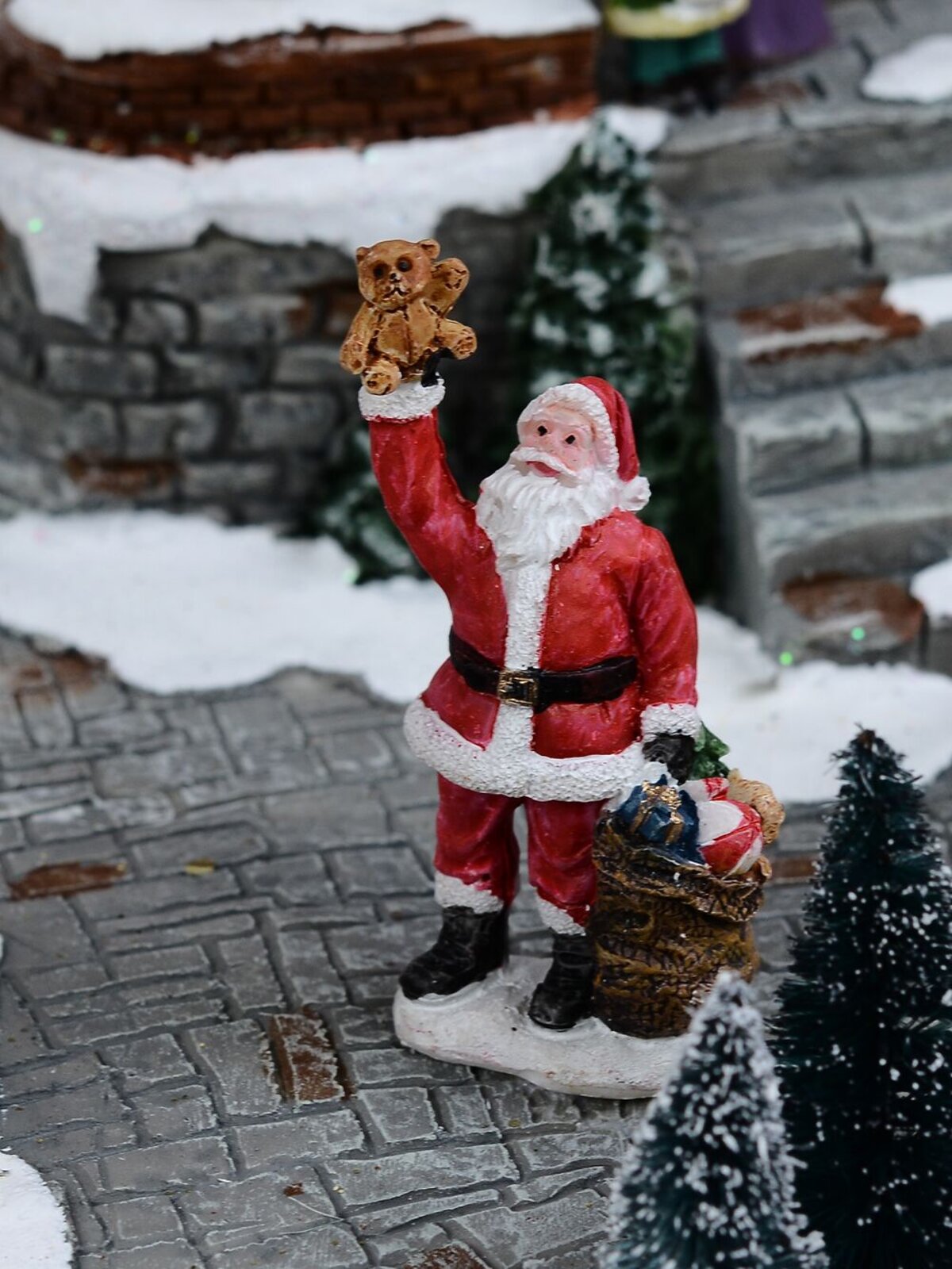 Theme Park Christmas Village Scene With Skiing, Big Drop & Ferris Wheel - 66cm — image 7